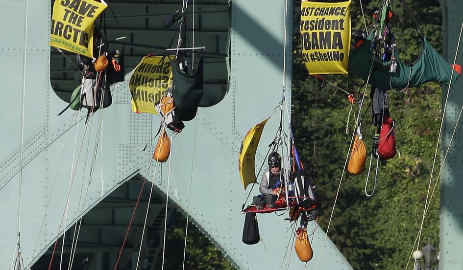 Coast Guard Moves in on Portland’s Dangling Kayactivists