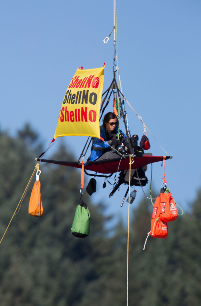 Dangling Kayactivists -- Photo: Greenpeace
